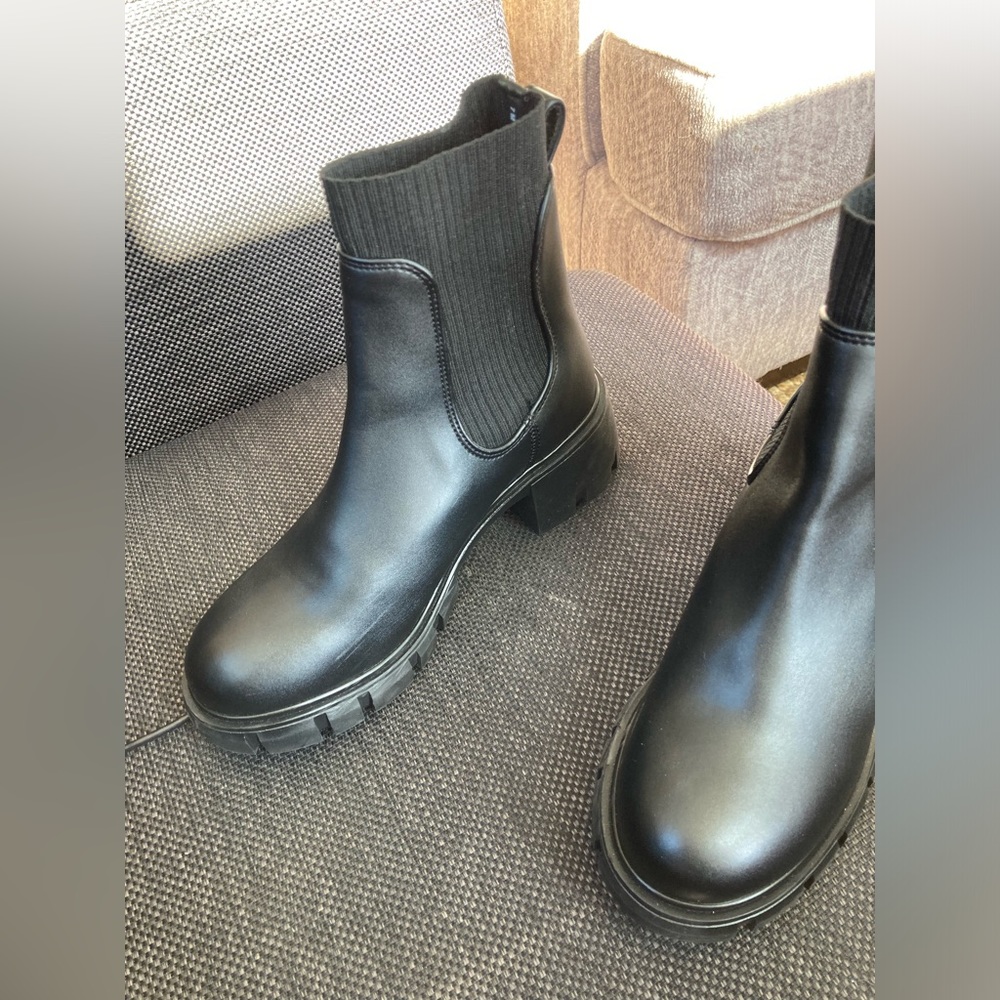 Steve Madden boots in great condition no wear no stains super cute size 7